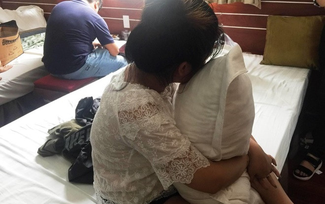 Bắt quả tang nhóm nam nữ mang theo súng ngắn bao phòng khách sạn chơi ma túy Ảnh 2