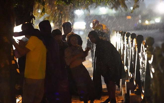 Người thân gào khóc thảm thiết bên thi thể nam thanh niên bị cây bật gốc đè tử vong sau mưa giông kinh hoàng Ảnh 2