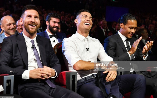 Ronaldo cực điển trai, 'buôn chuyện' cùng Messi trong lễ bốc thăm trao giải của UEFA Ảnh 2