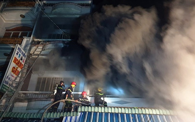 Cháy căn nhà 3 tầng tại chợ đầu mối ở Cà Mau, 4 người bị thương khi nhảy từ tầng thượng xuống đất Ảnh 2