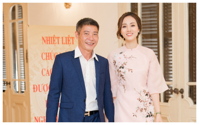 Công Lý được trao tặng danh hiệu Nghệ sĩ Nhân dân, vợ cũ gửi hoa chúc mừng, bạn gái nghẹn ngào đứng bên Ảnh 2