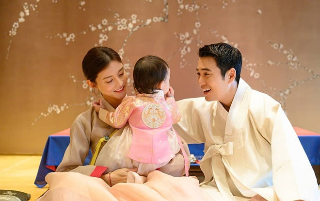 Vợ chồng Cha Ye Ryun - Joo Sang Wook tiết lộ ảnh gia đình cùng con gái nhỏ đáng yêu Ảnh 2