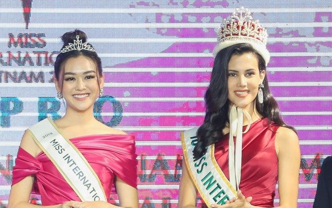 Á hậu Tường San được Hoa hậu Quốc tế trao sash đại diện Việt Nam thi Miss International 2019 Ảnh 2