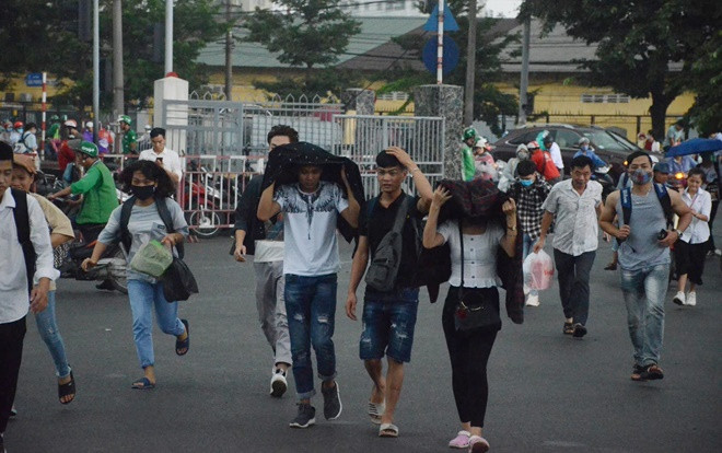 Ra bến xe từ sớm chờ đón xe về quê nghỉ lễ 2/9, nhiều người ướt nhẹp khi mưa lớn bất ngờ đổ xuống Ảnh 2