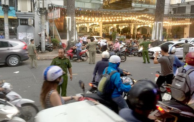 Xác định nguyên nhân nhóm đối tượng rượt chém người đàn ông gần đứt lìa cánh tay ở Sài Gòn Ảnh 2