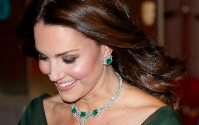 Lý do Meghan Markle và Kate Middleton không bao giờ đeo kim cương trước 6 giờ tối Ảnh 2