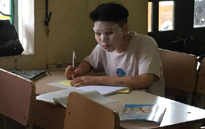 Quá căng thẳng trong giờ học, nam sinh đem cả mặt nạ vào lớp để ‘tân trang nhan sắc’ Ảnh 2