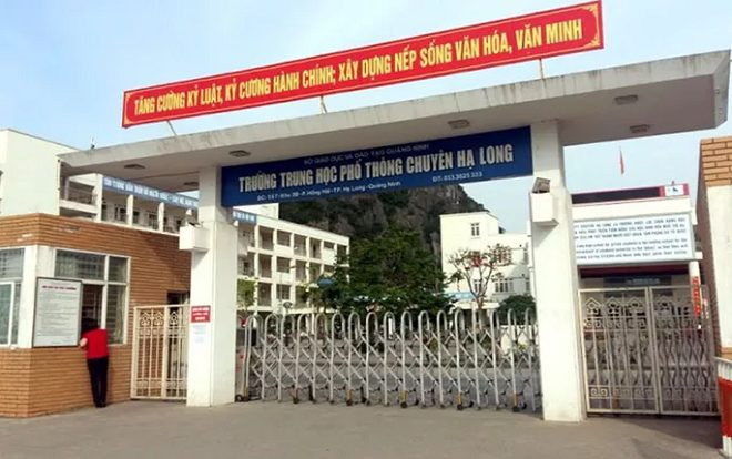 Nghi án nữ sinh lớp 11 bị người đàn ông lạ rạch mặt trong nhà vệ sinh của trường Ảnh 2