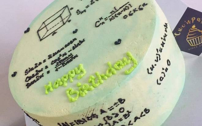 Chiếc bánh kem được trang trí bằng các hàm 'sin- cos - tan' độc đáo của lớp chuyên Toán khiến CĐM thích thú Ảnh 2