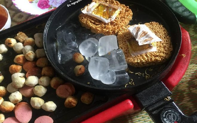 Tổ chức tiệc liên hoan theo phong cách 'made in Sinh viên' với món ăn chủ đạo 'mì tôm hầm đá' khiến CĐM cười ngất Ảnh 2