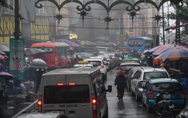 Đường lên Tam Đảo ùn tắc Ảnh 2