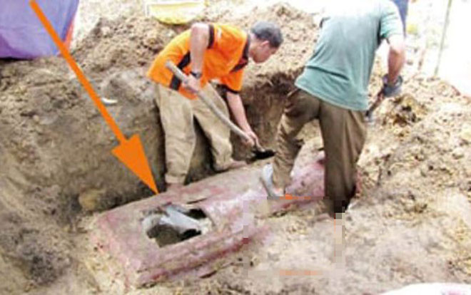 Tới thăm mộ con gái sau 3 ngày hạ táng, bố mẹ quặn lòng khi chứng kiến cảnh tượng khủng khiếp này Ảnh 2