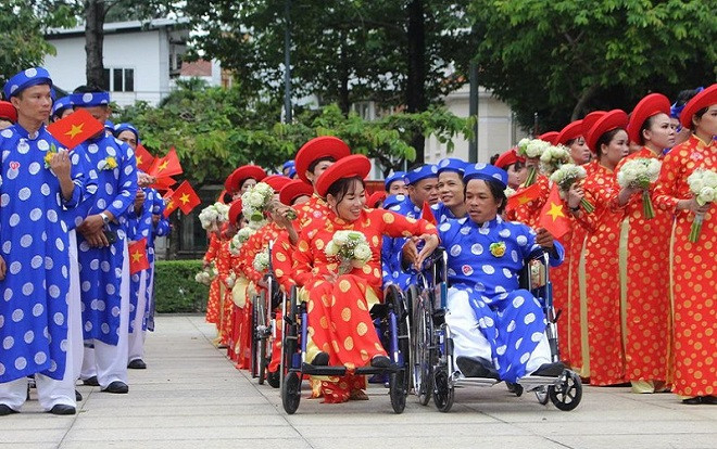 100 cặp đôi rạng rỡ tại lễ cưới tập thể trong ngày Quốc khánh Ảnh 2