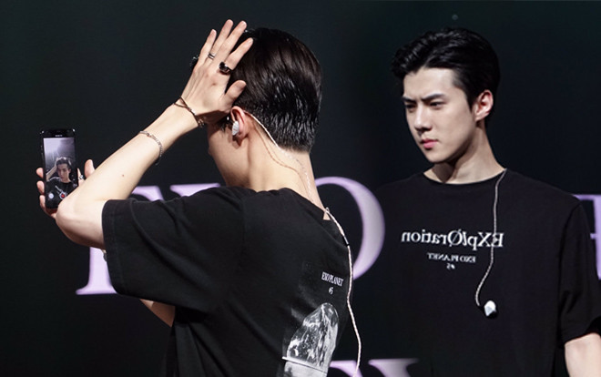 Sehun (EXO) sử dụng điện thoại khán giả trong concert, fan 'ngã ngửa' khi biết mục đích thực sự Ảnh 2