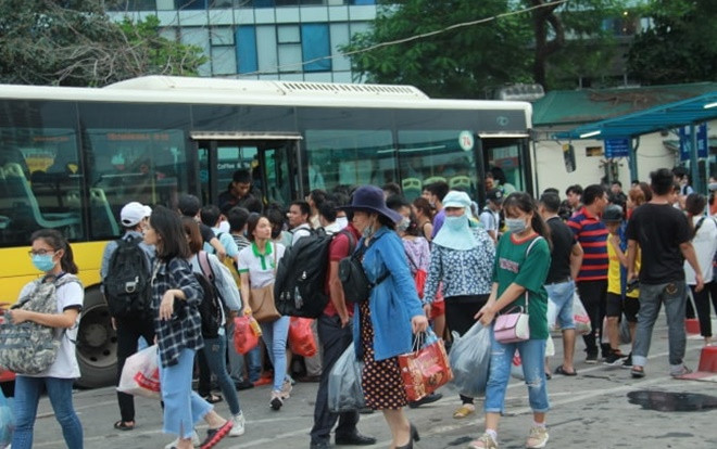Người dân mệt nhoài 'tay xác nách mang' ra Hà Nội sau kỳ nghỉ lễ 2/9 , các bến xe đông nghịt người Ảnh 2