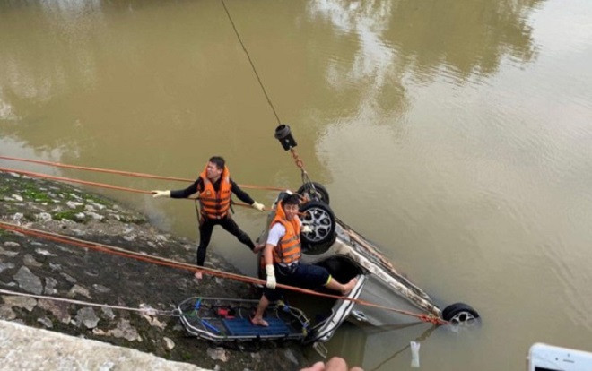 Taxi mất lái lao xuống sông khiến tài xế mất tích, 1 phụ nữ tử vong Ảnh 2