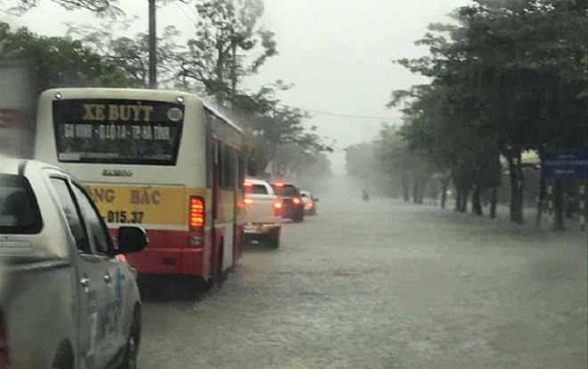 Áp thấp nhiệt đới chuyển hướng liên tục, Bắc Trung bộ hứng chịu mưa lớn Ảnh 2