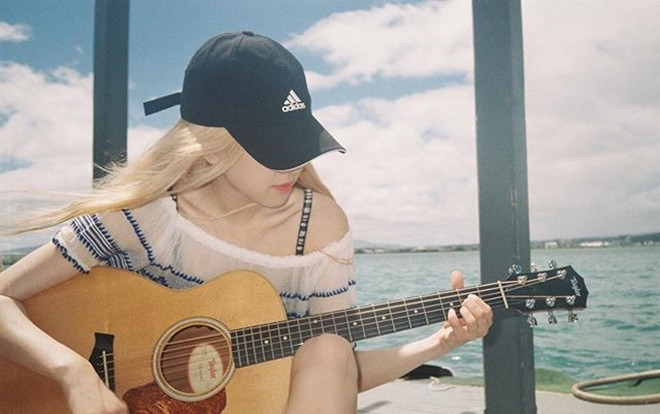 Fan xôn xao Rosé (BlackPink) chuẩn bị sang Paris quay MV mới sau khi xác nhận debut solo? Ảnh 2