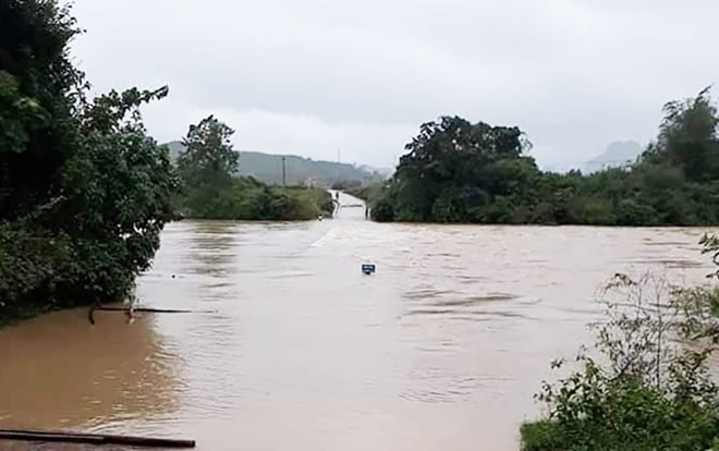 Mưa lũ ở Quảng Bình cô lập nhiều bản làng, 1 người phụ nữ nghi bị nước lũ cuốn mất tích Ảnh 2