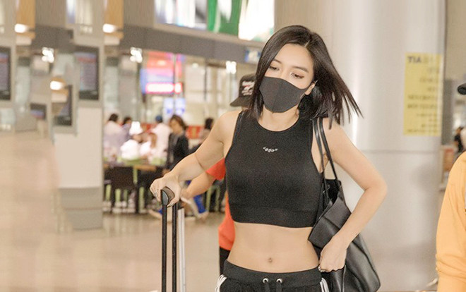 Thời trang sân bay của Bích Phương khoe eo thon thôi mà đẹp không kém gì sao Hàn Ảnh 2