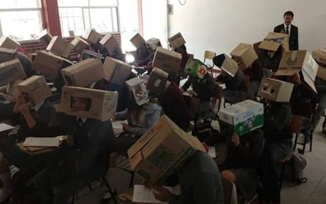 Bắt học sinh đội bìa cát tông trùm kín đầu làm bài để tránh gian lận, thầy giáo gây tranh cãi dữ dội Ảnh 2