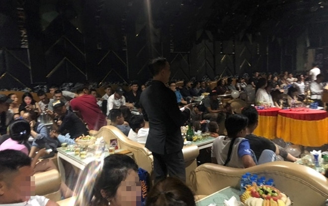 Đột kích quán bar nổi tiếng ở Sài Gòn, phát hiện hàng chục người dương tính với ma túy Ảnh 2