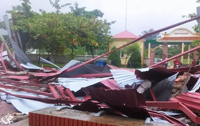 Lốc xoáy ở Hà Tĩnh cuốn phăng mái trường học trước khai giảng Ảnh 2