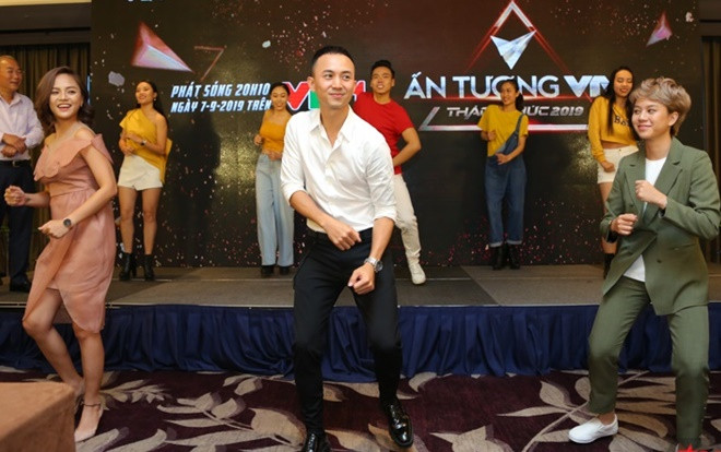 Clip: Dàn diễn viên 'Về nhà đi con' - 'Những cô gái trong thành phố' so tài với vũ điệu say rượu 'Người hãy quên em đi' Ảnh 2