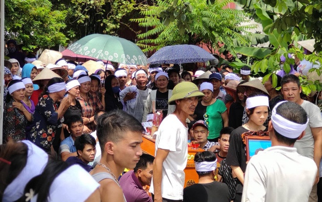 Nghi phạm đã viết gì lên tường nhà tắm trước khi quay lại sát hại tiếp các thành viên trong gia đình em trai? Ảnh 2