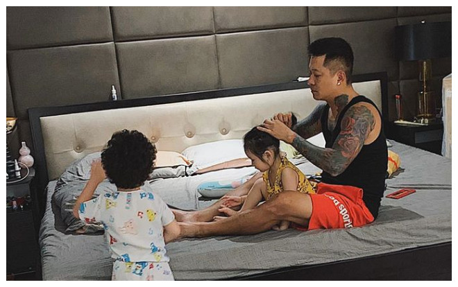 'Lịm tim' với hình ảnh Tuấn Hưng ngồi buộc tóc cho con gái Ảnh 2