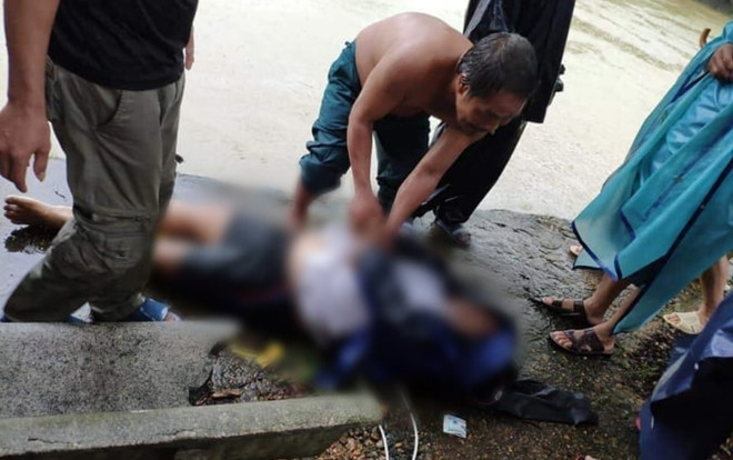 Trượt xe xuống cống, công an viên bị nước lũ cuốn trôi Ảnh 2