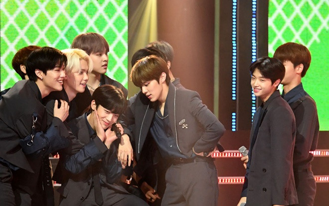 60 khoảnh khắc của X1 trên sân khấu 'Show Champion': Cúi lạy fan, Kim Yo Han bị thương không thể nhảy Ảnh 2