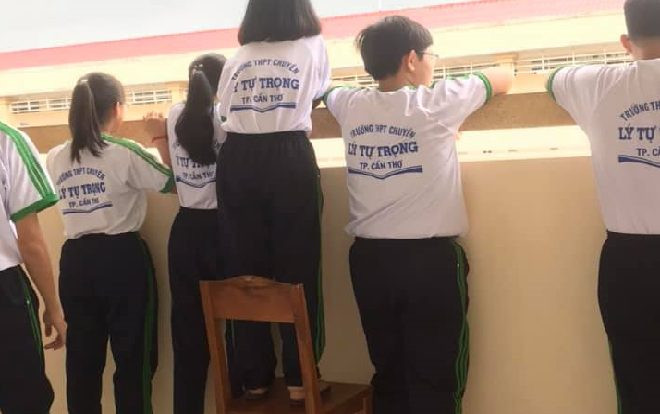 Khi bạn là ‘nấm lùn’ nhưng vẫn muốn 'bon chen' đứng ngắm khuôn viên trường cùng bạn bè Ảnh 2