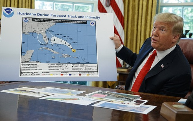 Ông Trump dùng bản đồ sai dự báo về bão Dorian Ảnh 2