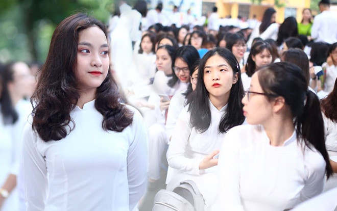 Nữ sinh trường THPT Phan Đình Phùng duyên dáng trong tà áo dài, rạng rỡ nhân ngày khai giảng năm học mới Ảnh 2