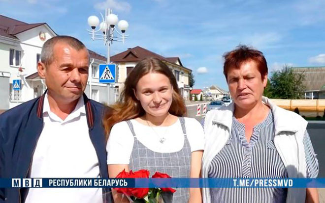 Bị bắt cóc suốt 20 năm, cô gái nghẹn ngào đoàn tụ cùng bố mẹ nhờ sự giúp đỡ của bạn trai Ảnh 2