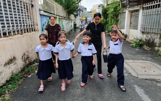 Những đứa trẻ trong ca sinh 5 đầu tiên của Việt Nam dự khai giảng bước vào lớp 1 Ảnh 2