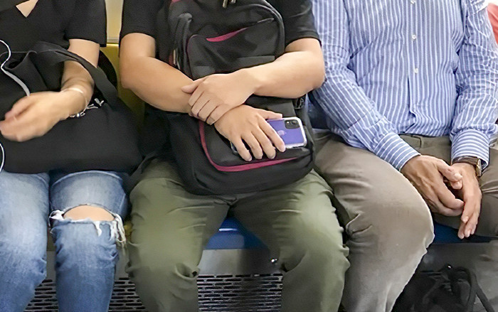 iPhone 11 màu tím với cụm camera siêu to lộ diện 'rõ mồn một' trên tay người đi tàu điện Ảnh 2