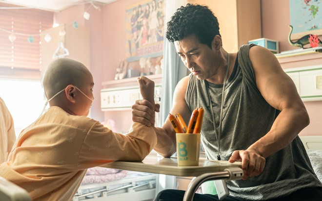 'Ông chú' đẹp trai Cha Seung Won tái xuất màn ảnh rộng với bộ phim tình cảm hài hước 'Tươi lên đi, Mr. Lee' Ảnh 2