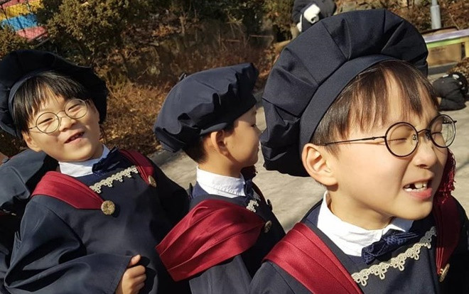 Daehan - Minguk và Manse trưởng thành, rạng rỡ tại lễ tốt nghiệp mẫu giáo Ảnh 2