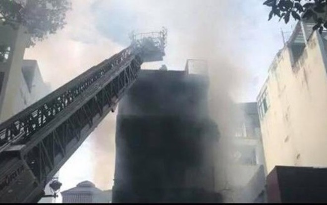 Cháy dữ dội tại cao ốc ở Sài Gòn, một phụ nữ bị mắc kẹt trên sân thượng Ảnh 2