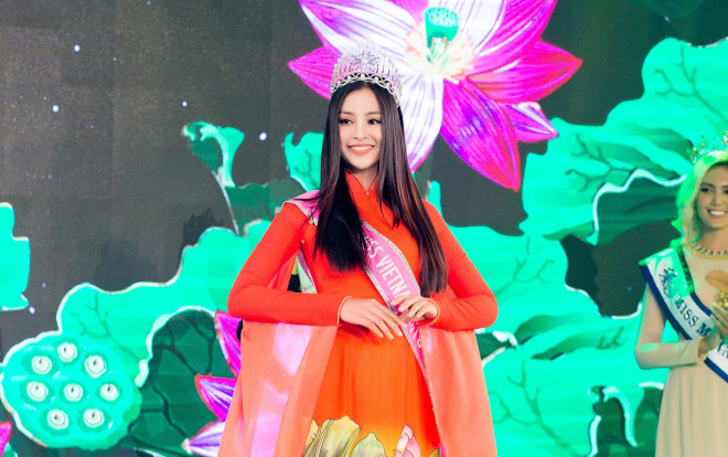 Tạm gác chuyện buồn gia đình, Tiểu Vy rạng ngời xuất hiện trước chính khách quốc tế Ảnh 2