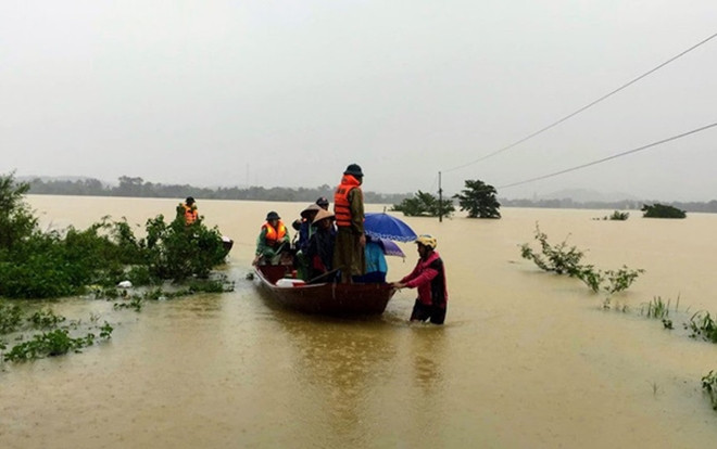 Chèo thuyền vượt lũ đưa sản phụ chuyển dạ tới bệnh viện Ảnh 2