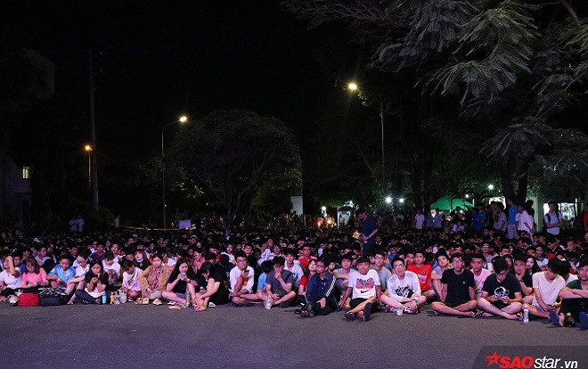 Hàng ngàn sinh viên tại KTX ĐHQG TP.HCM hào hứng cổ vũ đội tuyển Việt Nam trước đối thủ Thái Lan Ảnh 2