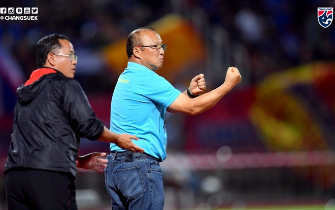 Cận cảnh màn khẩu chiến khiến HLV Park nhận thẻ vàng Ảnh 2