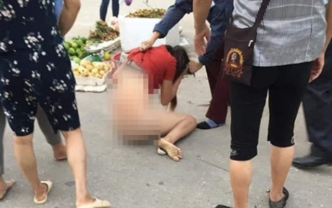 Xôn xao hình ảnh cô gái trẻ bị túm tóc lột quần áo ngay giữa đường nghi do ghen tuông Ảnh 2