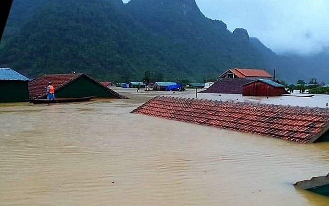 Xót xa cảnh rốn lũ Tân Hóa nhà ngập đến nóc, bị cô lập ba ngày qua vì nước dâng cao hơn 3 m Ảnh 2