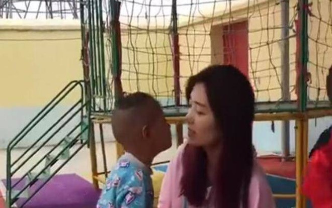 Bé trai liên tục 'tấn công' đòi hôn môi và hành động ngỡ ngàng của cô giáo trẻ khiến dân tình xôn xao Ảnh 2