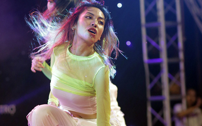 Choáng ngợp với sân khấu hoành tráng, âm nhạc cuồng nhiệt trong đêm Gala chào đón tân sinh viên ĐH Hà Nội Ảnh 2