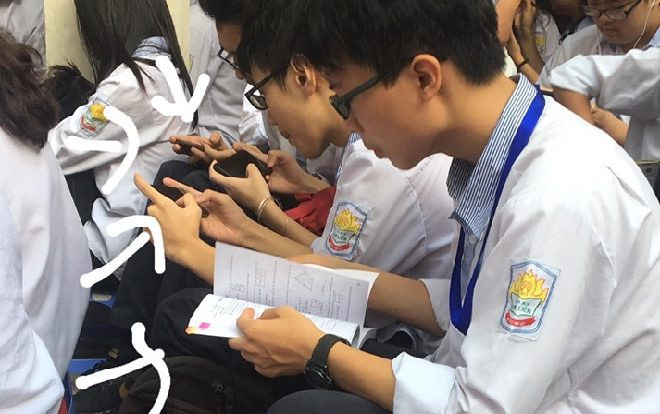 Nam sinh ngồi lạc quan giữa đám đông, ‘khai sách’ ngay trong buổi lễ khai giảng Ảnh 2